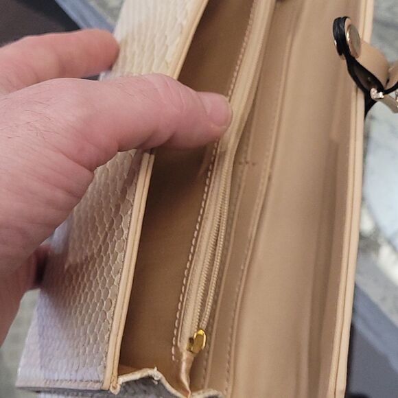 Textured beige wallet - Picture 3 of 4